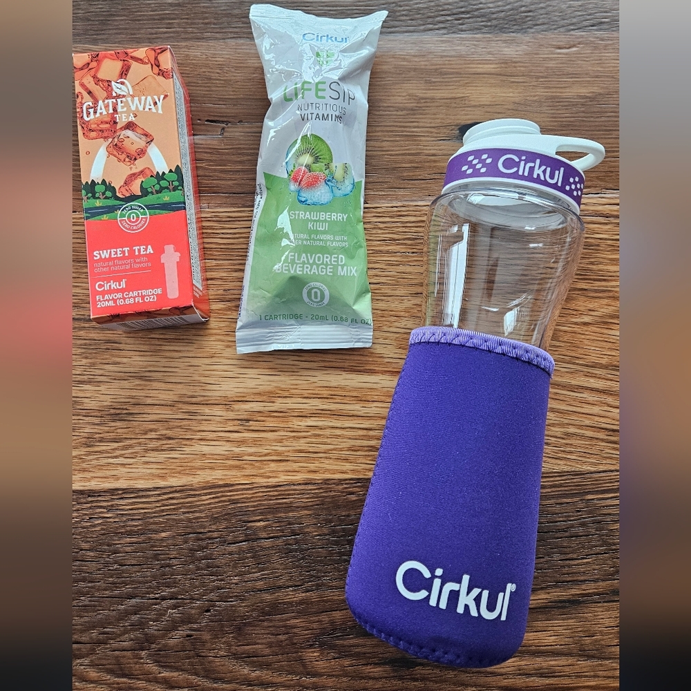 New Cirkul 22oz. Plastic Bottle & Comfort Grip Lid w/ purple chill sleeve